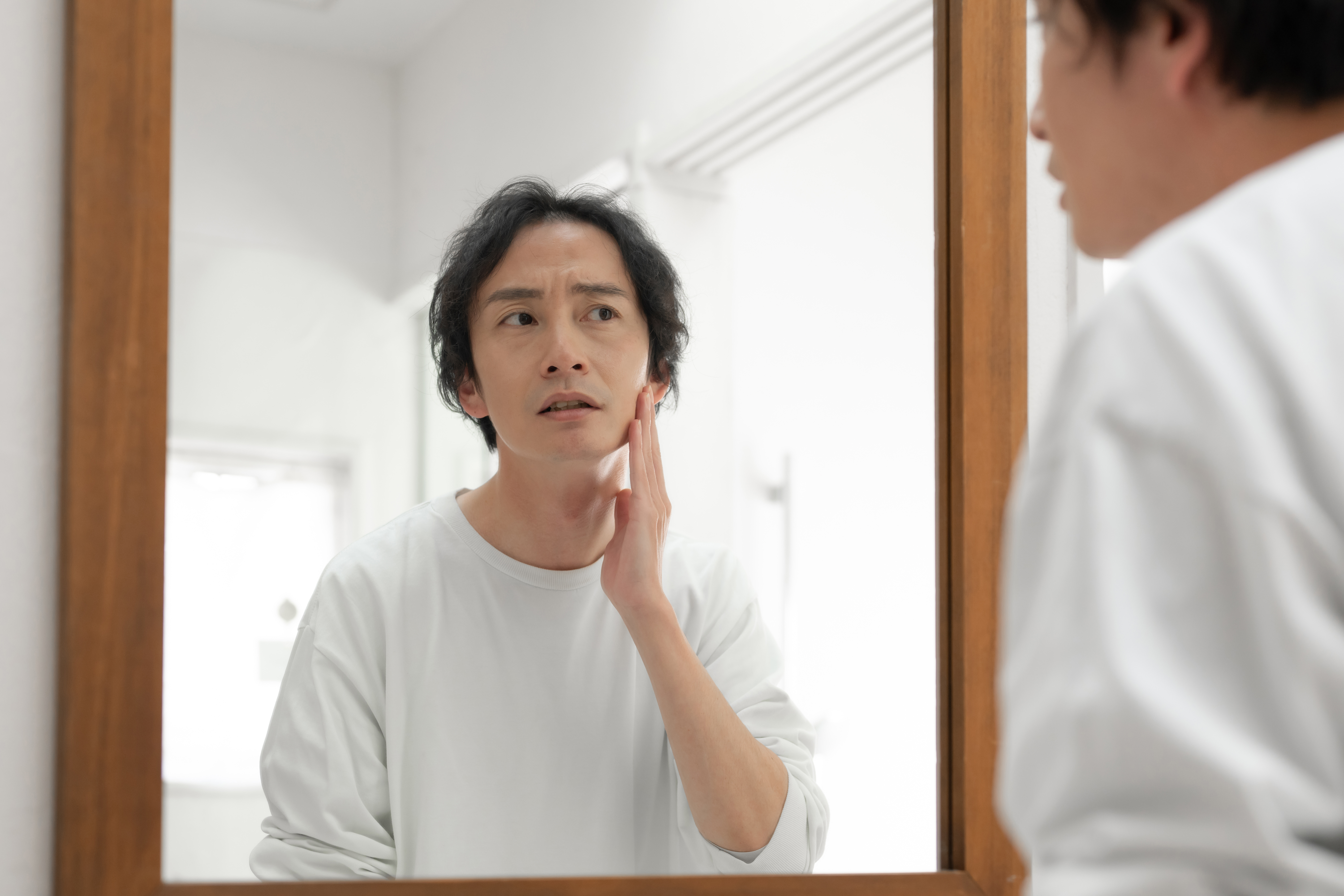 30代男性の顔に起こる変化とは？印象を左右する原因と取り入れたいスキンケアを解説