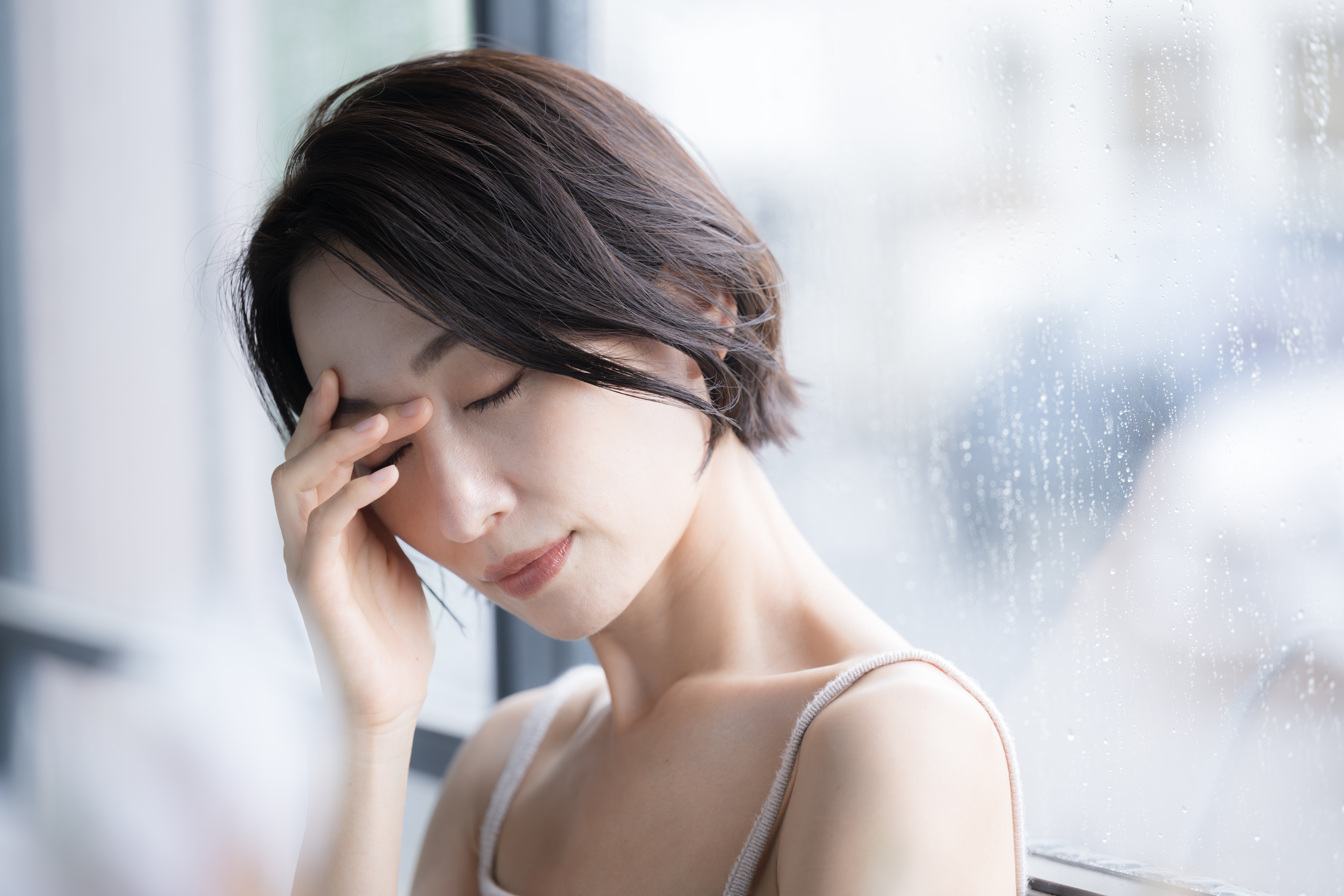 梅雨のメイク崩れはどう防ぐ？崩れにくい肌を作るための防止策と丁寧なケア方法を解説