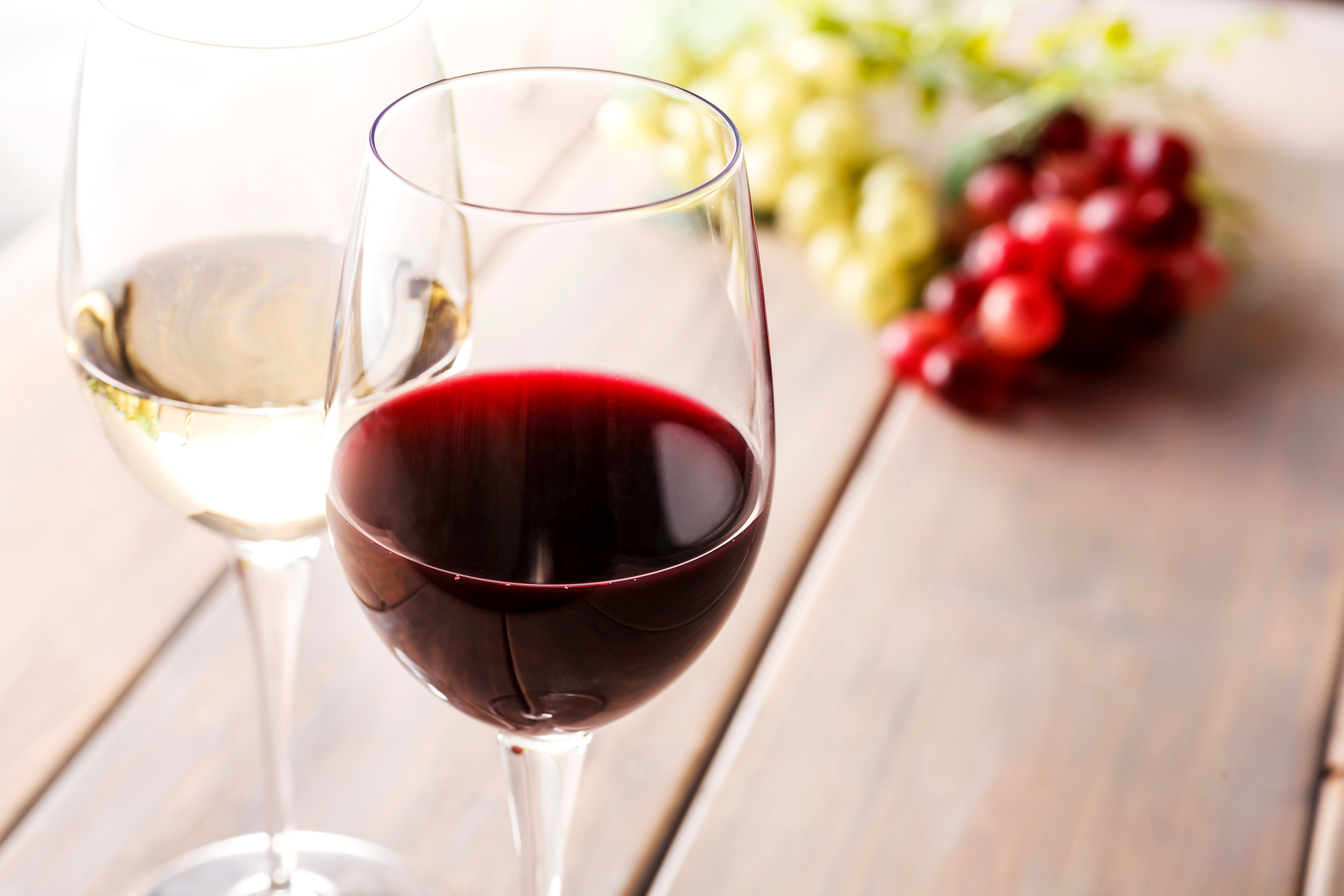 ワインを飲むと肌荒れする？美肌効果を引き出す飲み方と注意点を解説